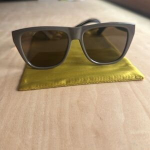 NWT Gucci Sunglasses Minimal Naviga Light Grey with Case Italy